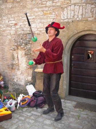 Gaukler Harry Hirsch mit 2 B&auml;llen und Machete