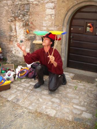 Gaukler Harry Hirsch mit 3 B&auml;llen und 3 Tellern