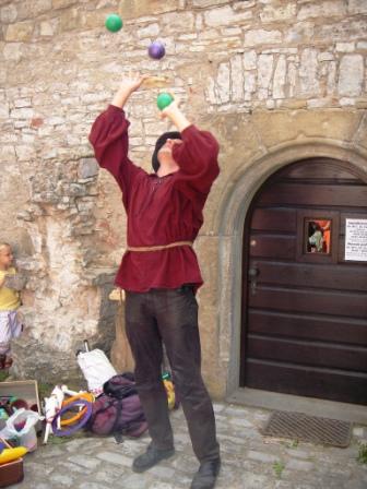 Gaukler Harry Hirsch mit 3 B&auml;llen &uuml;ber dem Kopf