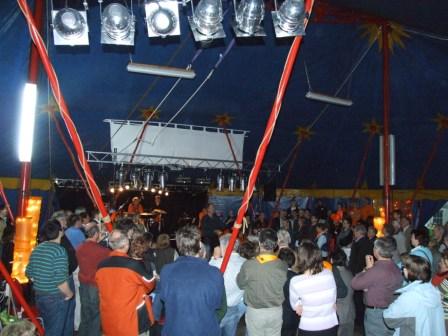 April 2008, Volkersberg; mit Publikum im Zirkuszelt