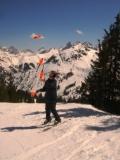 April 2009, Skifahren - super! Aber nicht ohne meine Keulen!